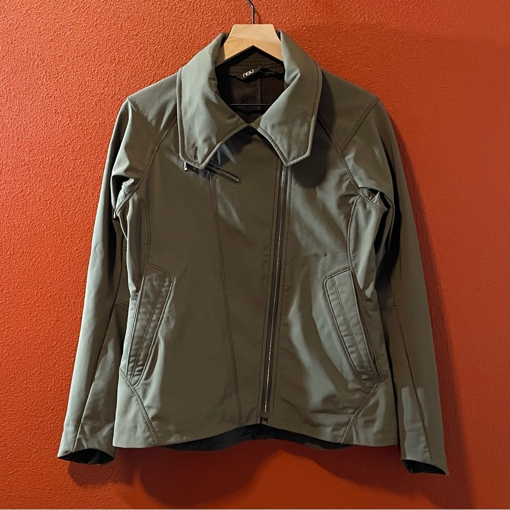 Nau Women’s The Commuter Softshell Olive Green Gorpcore Full Zip Jacket‎